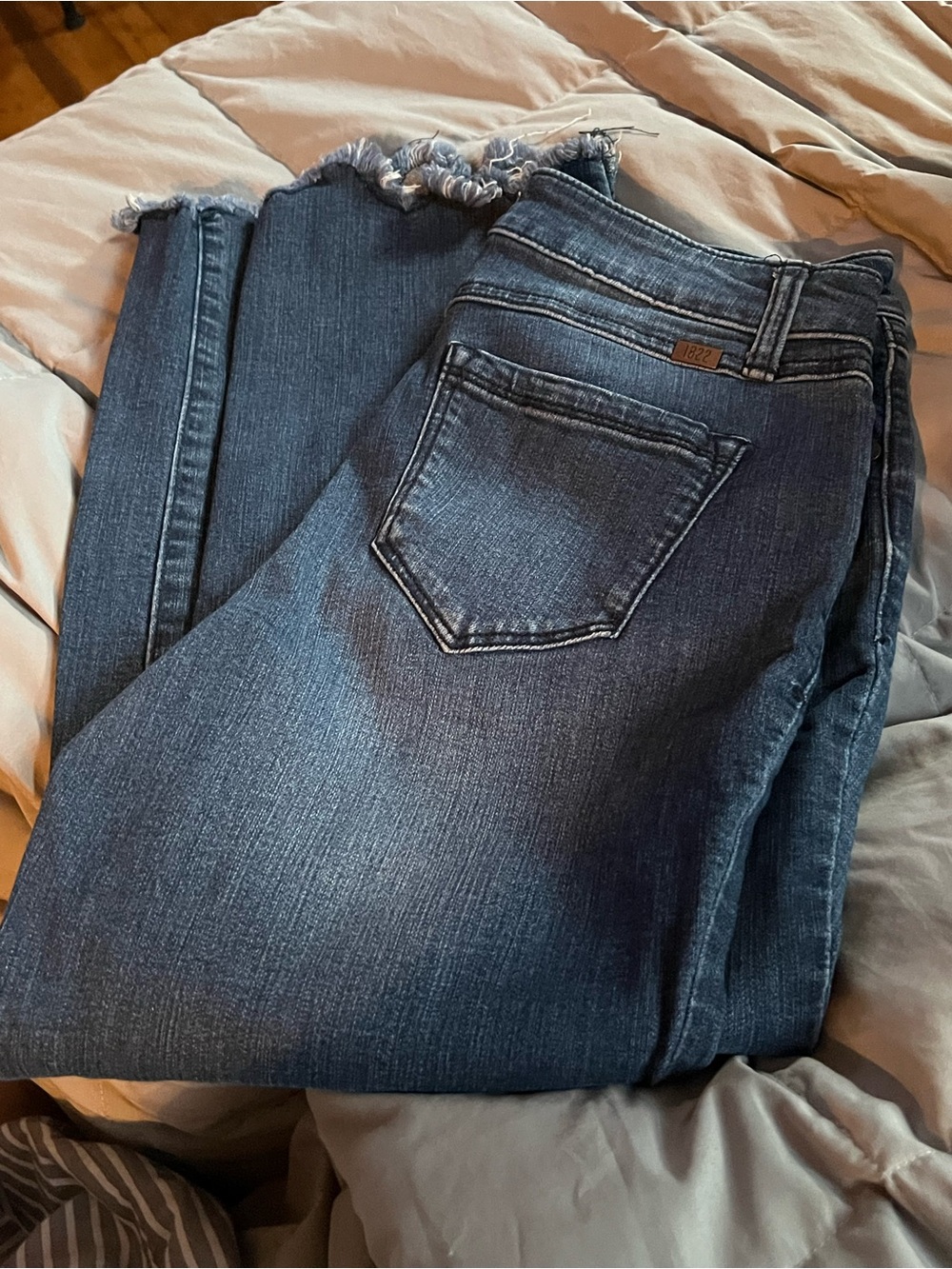 1822 Denim Women's Jeans with Frayed Hem